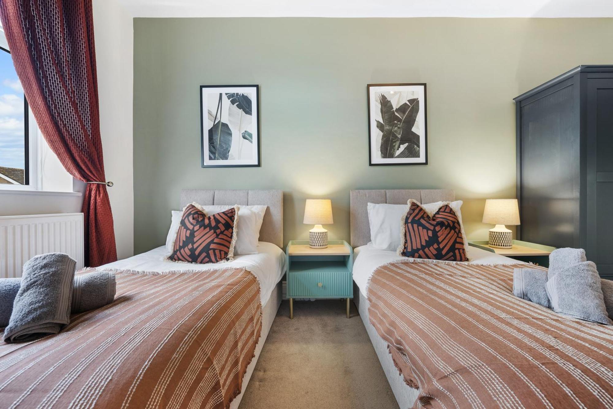 Long Term And Summer Special Offer! 5-Bedroom Spacious, Stunning Design, Sociable Areas & Cosy House Near South Downs Park, Sleeps 11 With Games Room, Private Parking And Garden- By Blue Puffin Stays Уотърлувил Екстериор снимка