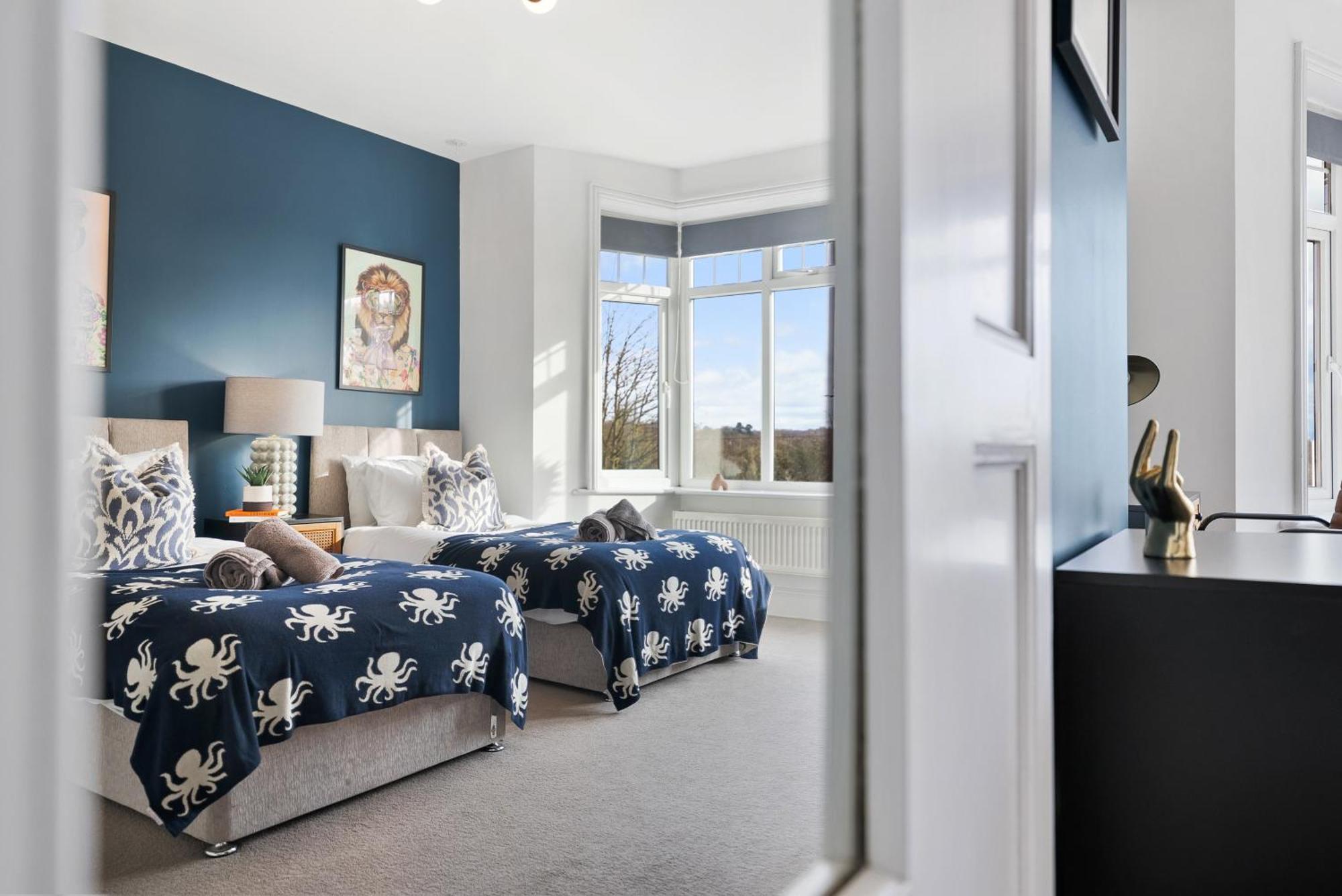 Long Term And Summer Special Offer! 5-Bedroom Spacious, Stunning Design, Sociable Areas & Cosy House Near South Downs Park, Sleeps 11 With Games Room, Private Parking And Garden- By Blue Puffin Stays Уотърлувил Екстериор снимка