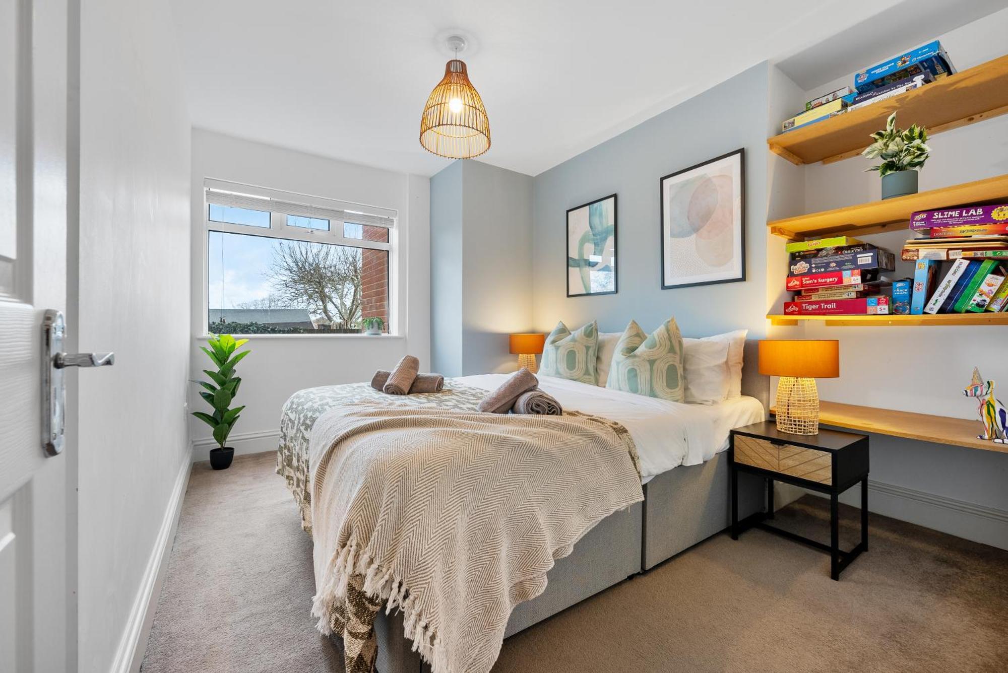 Long Term And Summer Special Offer! 5-Bedroom Spacious, Stunning Design, Sociable Areas & Cosy House Near South Downs Park, Sleeps 11 With Games Room, Private Parking And Garden- By Blue Puffin Stays Уотърлувил Екстериор снимка
