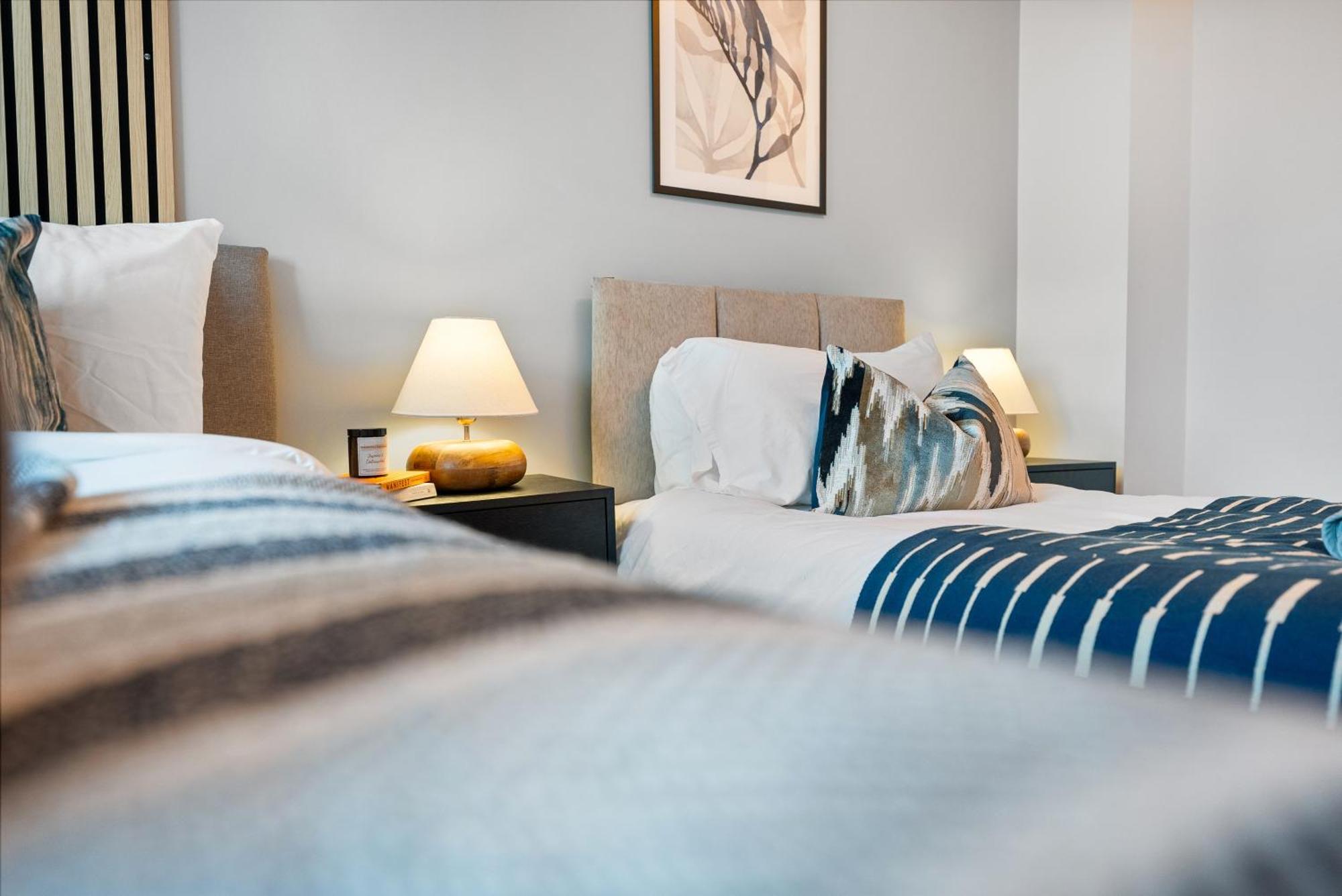 Long Term And Summer Special Offer! 5-Bedroom Spacious, Stunning Design, Sociable Areas & Cosy House Near South Downs Park, Sleeps 11 With Games Room, Private Parking And Garden- By Blue Puffin Stays Уотърлувил Екстериор снимка