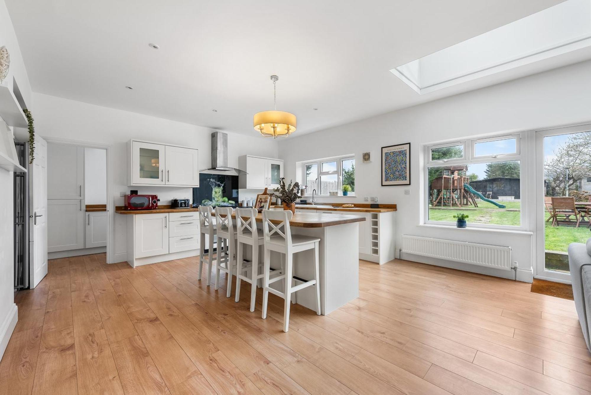 Long Term And Summer Special Offer! 5-Bedroom Spacious, Stunning Design, Sociable Areas & Cosy House Near South Downs Park, Sleeps 11 With Games Room, Private Parking And Garden- By Blue Puffin Stays Уотърлувил Екстериор снимка