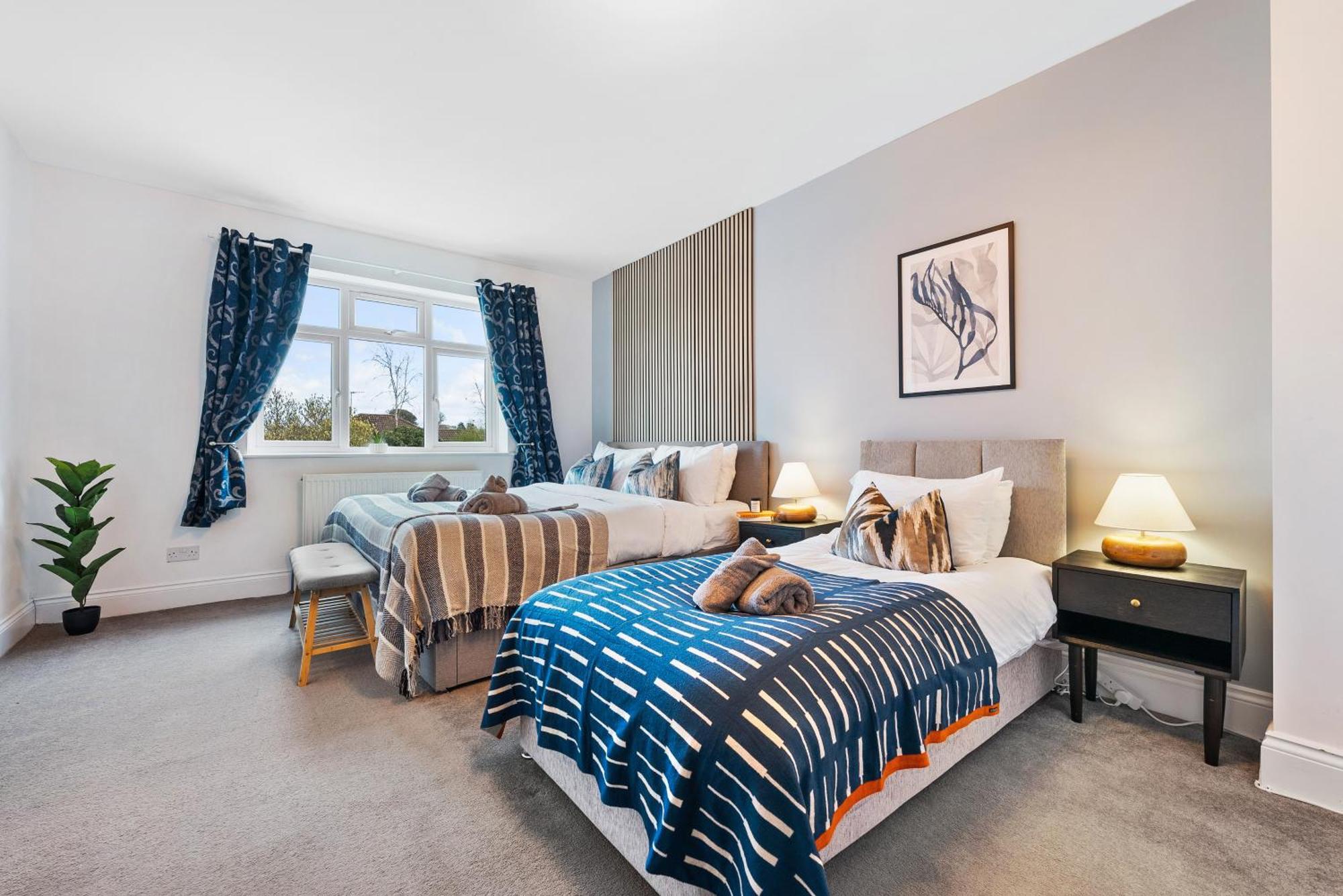 Long Term And Summer Special Offer! 5-Bedroom Spacious, Stunning Design, Sociable Areas & Cosy House Near South Downs Park, Sleeps 11 With Games Room, Private Parking And Garden- By Blue Puffin Stays Уотърлувил Екстериор снимка