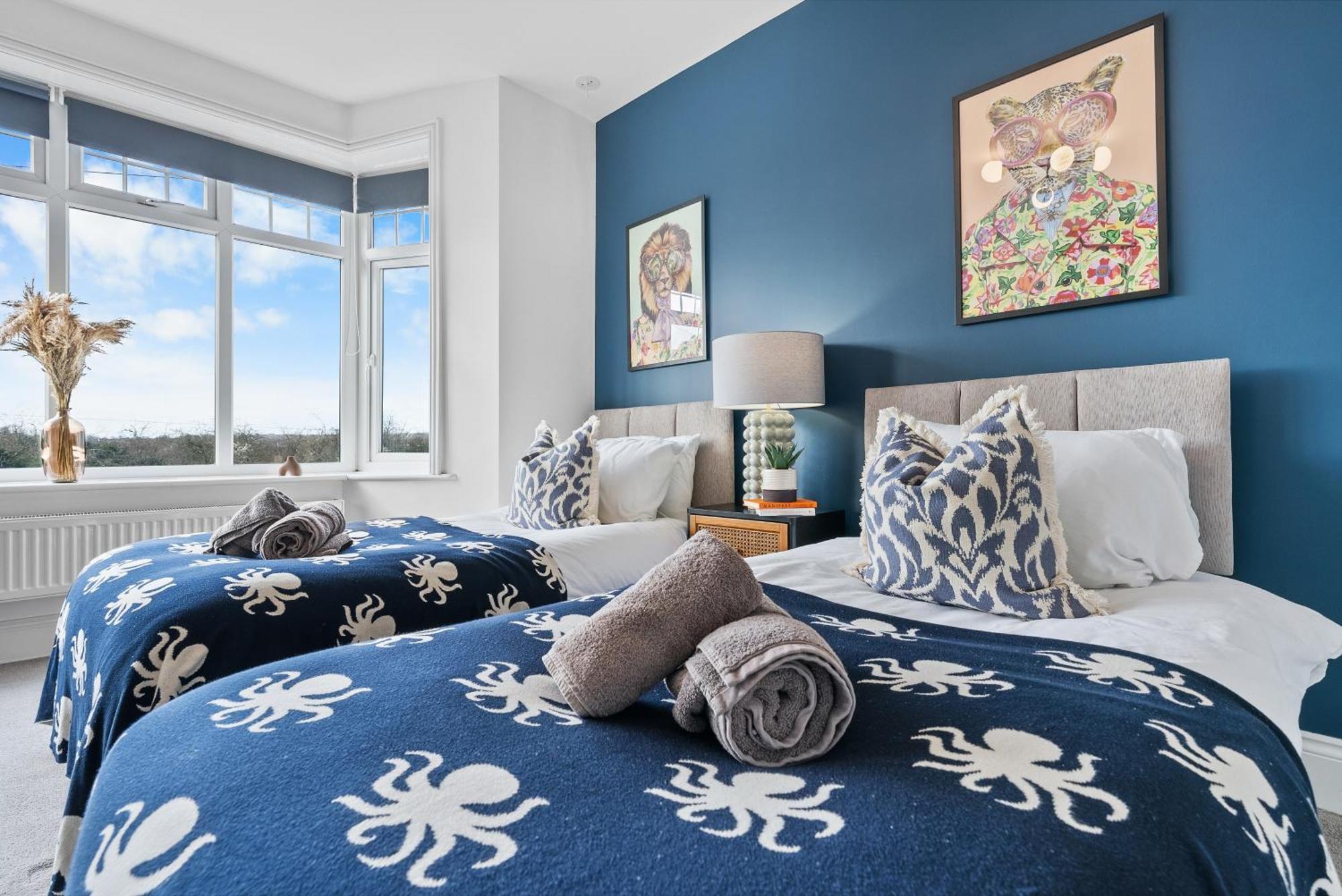 Long Term And Summer Special Offer! 5-Bedroom Spacious, Stunning Design, Sociable Areas & Cosy House Near South Downs Park, Sleeps 11 With Games Room, Private Parking And Garden- By Blue Puffin Stays Уотърлувил Екстериор снимка