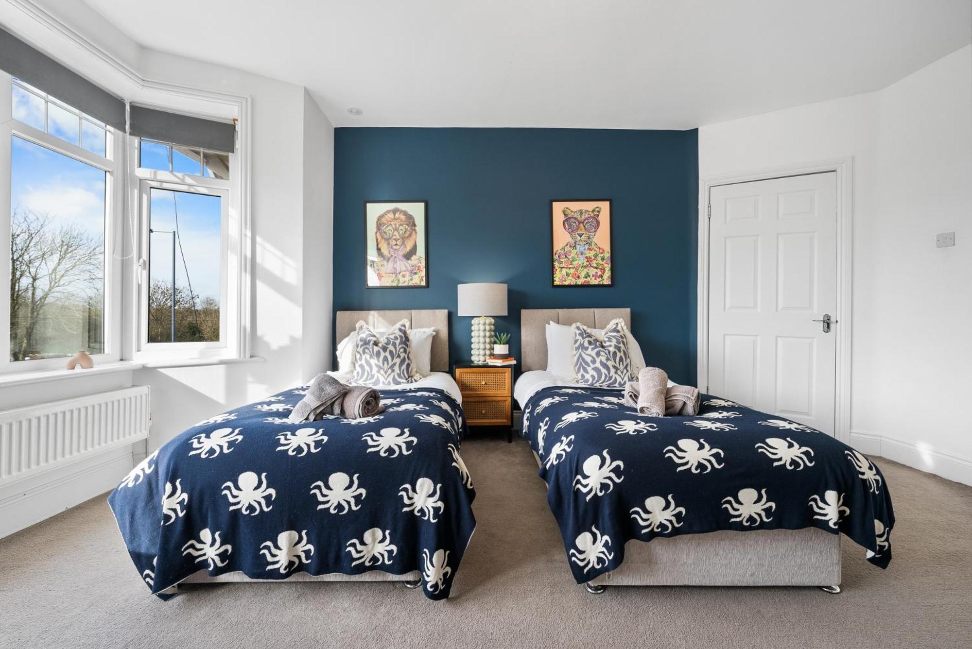 Long Term And Summer Special Offer! 5-Bedroom Spacious, Stunning Design, Sociable Areas & Cosy House Near South Downs Park, Sleeps 11 With Games Room, Private Parking And Garden- By Blue Puffin Stays Уотърлувил Екстериор снимка