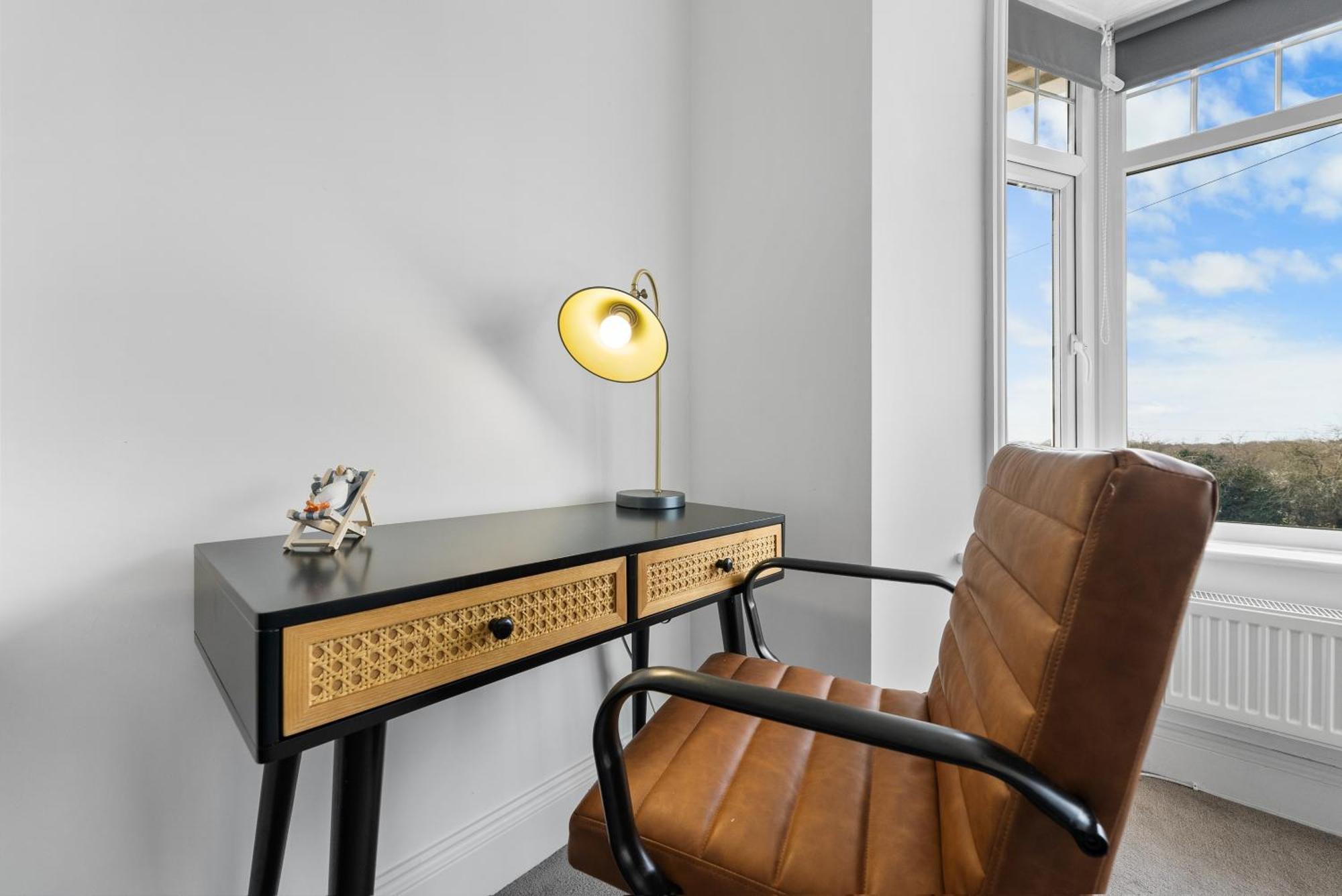 Long Term And Summer Special Offer! 5-Bedroom Spacious, Stunning Design, Sociable Areas & Cosy House Near South Downs Park, Sleeps 11 With Games Room, Private Parking And Garden- By Blue Puffin Stays Уотърлувил Екстериор снимка