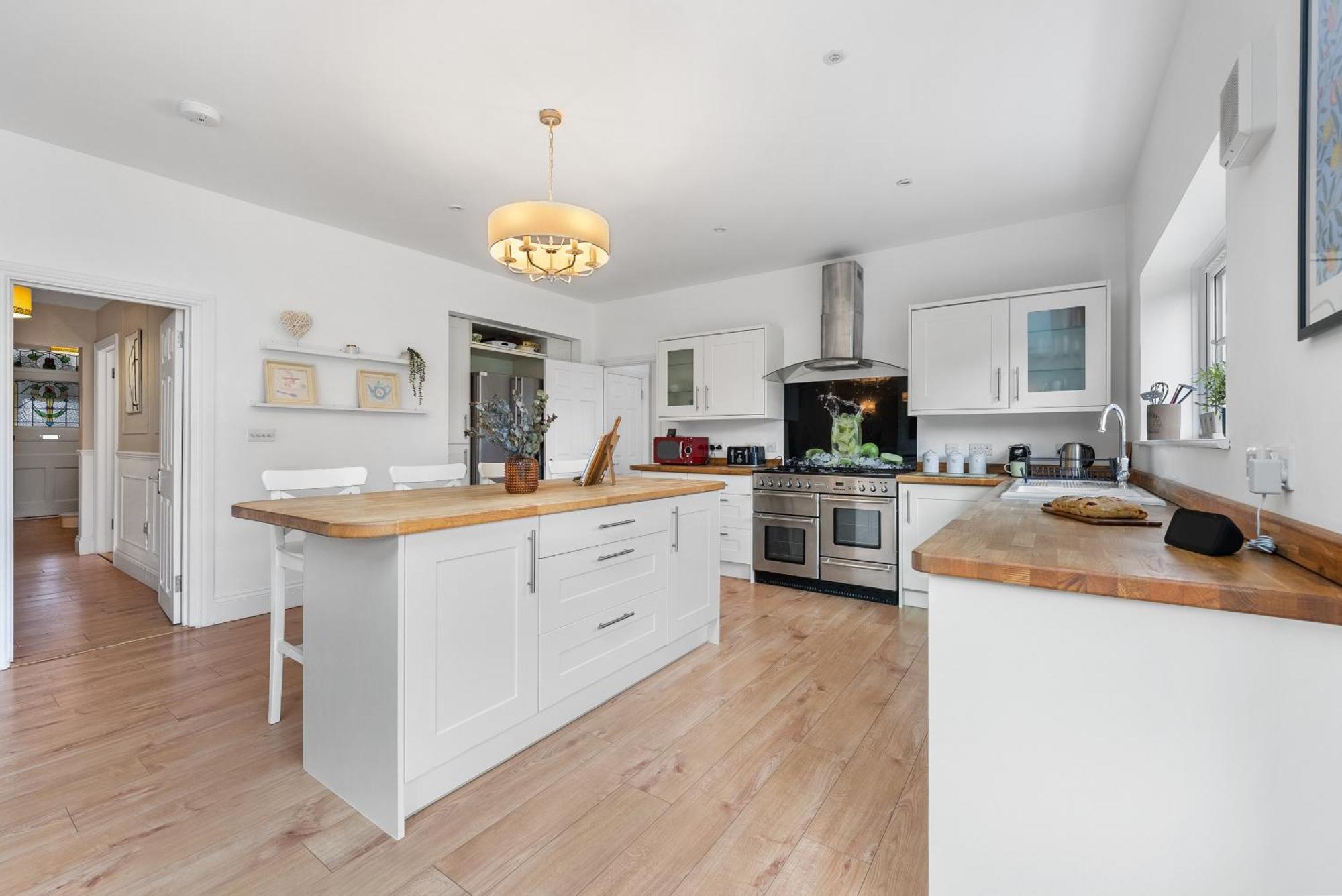 Long Term And Summer Special Offer! 5-Bedroom Spacious, Stunning Design, Sociable Areas & Cosy House Near South Downs Park, Sleeps 11 With Games Room, Private Parking And Garden- By Blue Puffin Stays Уотърлувил Екстериор снимка