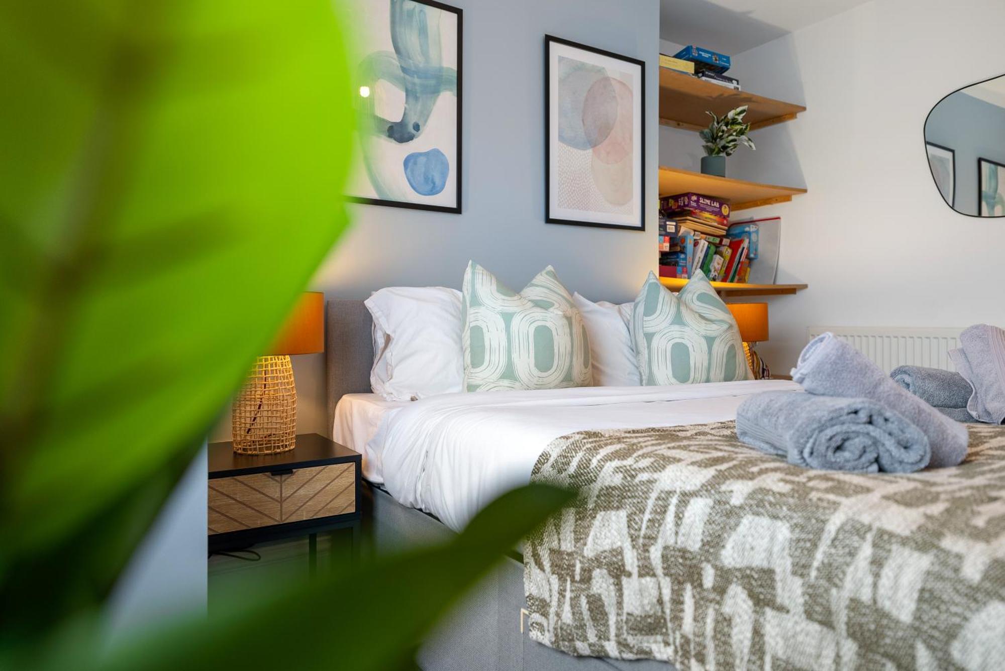 Long Term And Summer Special Offer! 5-Bedroom Spacious, Stunning Design, Sociable Areas & Cosy House Near South Downs Park, Sleeps 11 With Games Room, Private Parking And Garden- By Blue Puffin Stays Уотърлувил Екстериор снимка