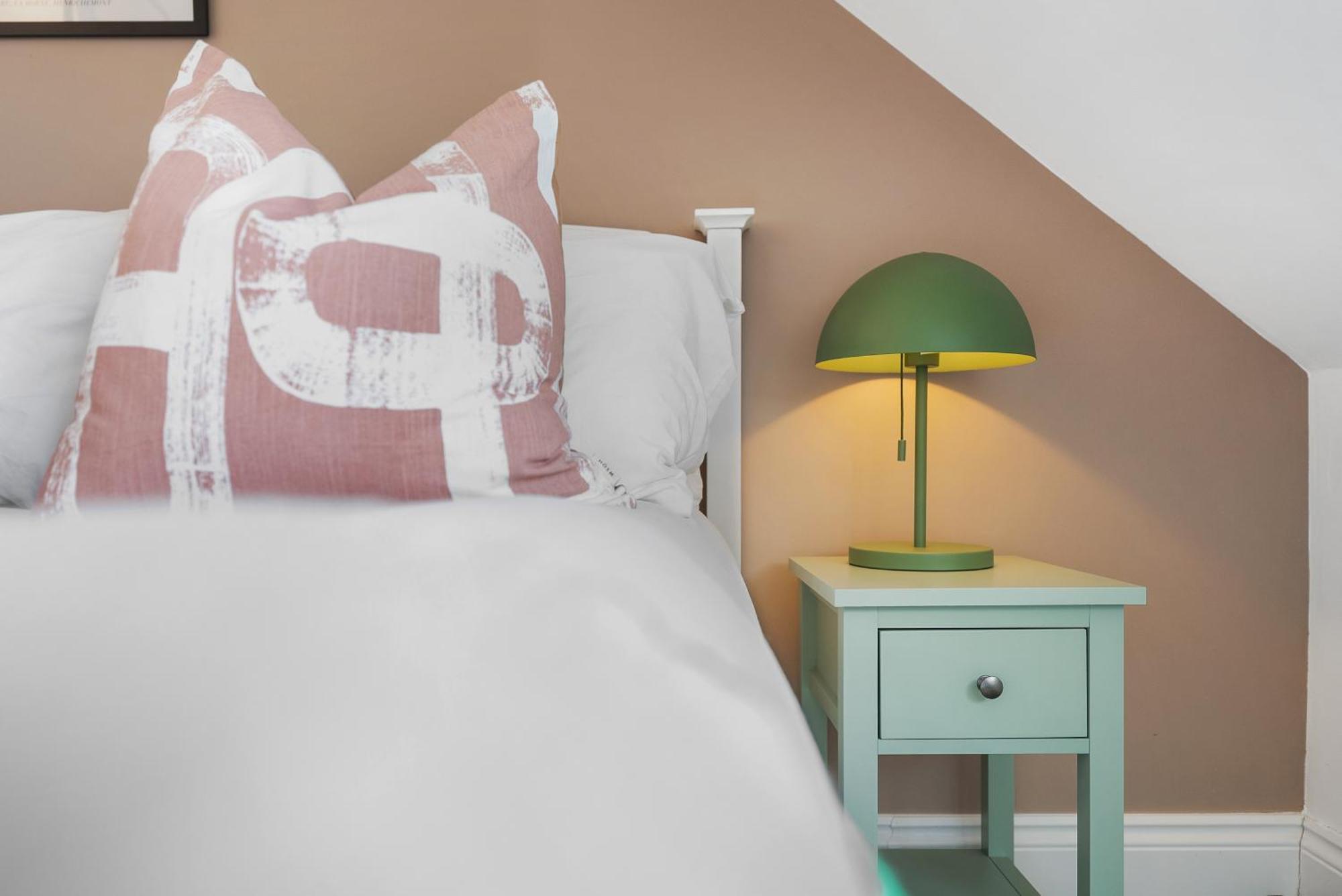 Long Term And Summer Special Offer! 5-Bedroom Spacious, Stunning Design, Sociable Areas & Cosy House Near South Downs Park, Sleeps 11 With Games Room, Private Parking And Garden- By Blue Puffin Stays Уотърлувил Екстериор снимка