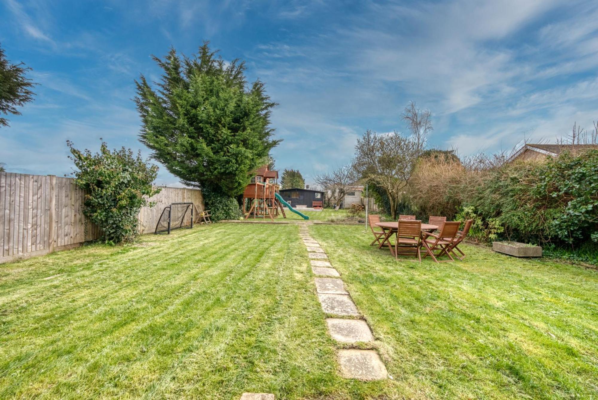 Long Term And Summer Special Offer! 5-Bedroom Spacious, Stunning Design, Sociable Areas & Cosy House Near South Downs Park, Sleeps 11 With Games Room, Private Parking And Garden- By Blue Puffin Stays Уотърлувил Екстериор снимка