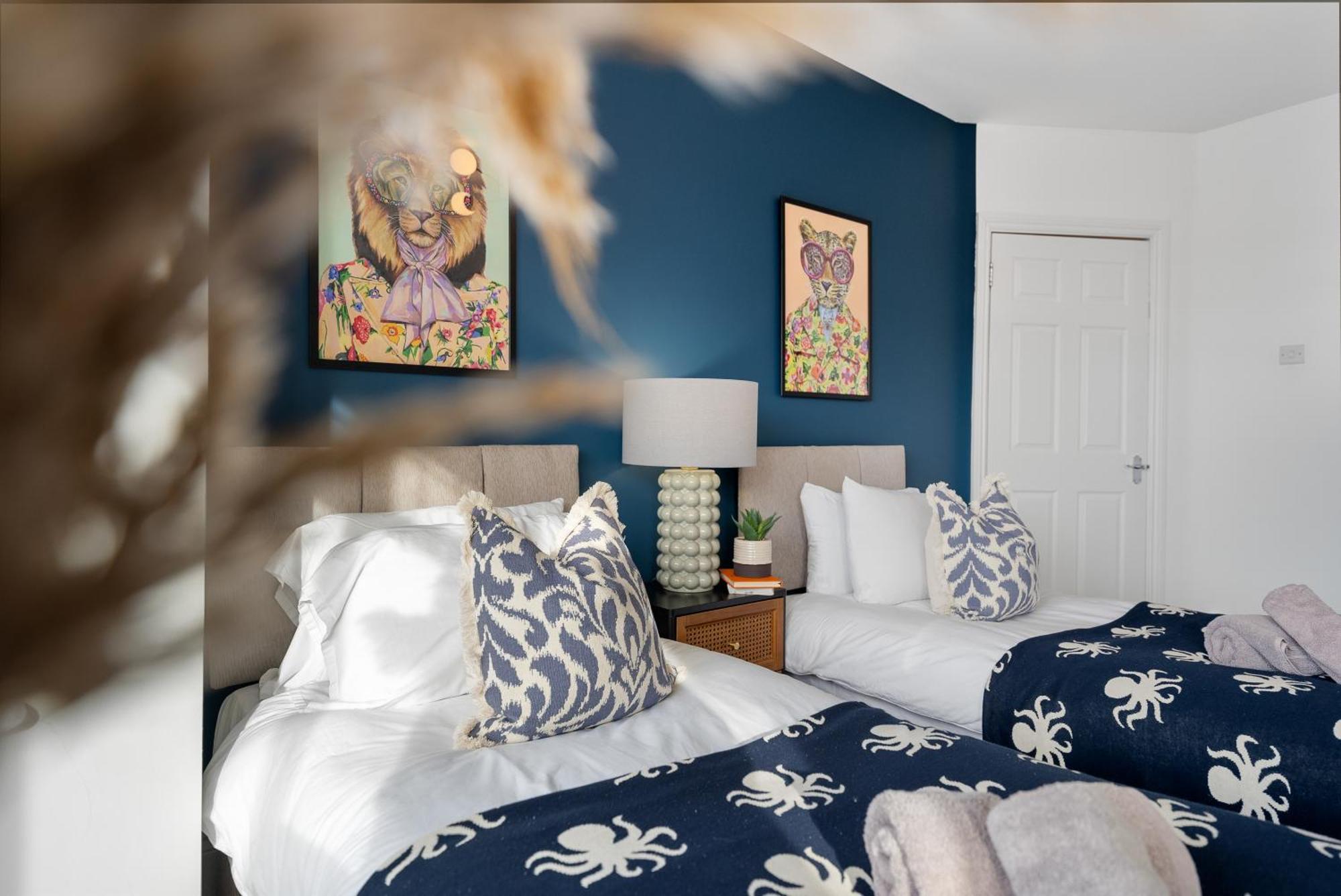 Long Term And Summer Special Offer! 5-Bedroom Spacious, Stunning Design, Sociable Areas & Cosy House Near South Downs Park, Sleeps 11 With Games Room, Private Parking And Garden- By Blue Puffin Stays Уотърлувил Екстериор снимка