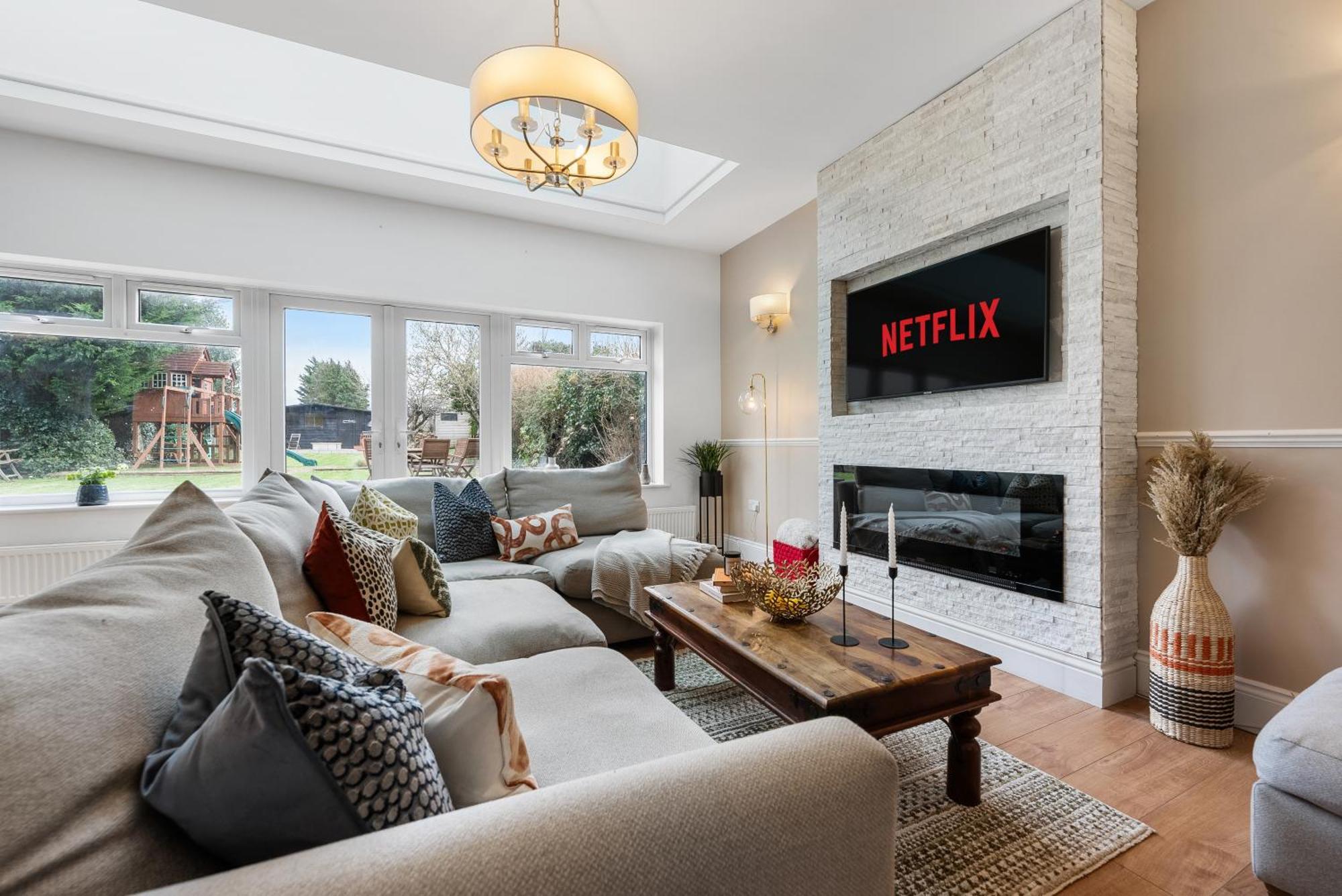Long Term And Summer Special Offer! 5-Bedroom Spacious, Stunning Design, Sociable Areas & Cosy House Near South Downs Park, Sleeps 11 With Games Room, Private Parking And Garden- By Blue Puffin Stays Уотърлувил Екстериор снимка