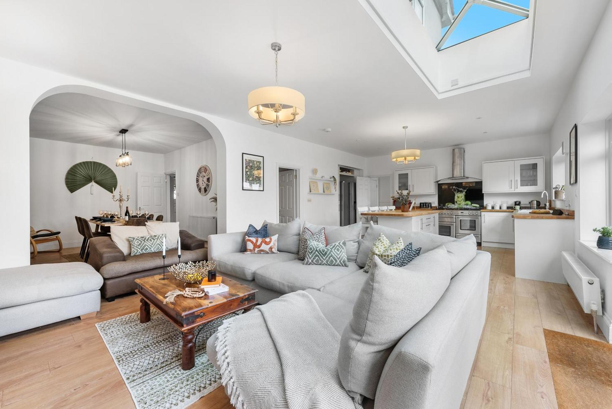 Long Term And Summer Special Offer! 5-Bedroom Spacious, Stunning Design, Sociable Areas & Cosy House Near South Downs Park, Sleeps 11 With Games Room, Private Parking And Garden- By Blue Puffin Stays Уотърлувил Екстериор снимка