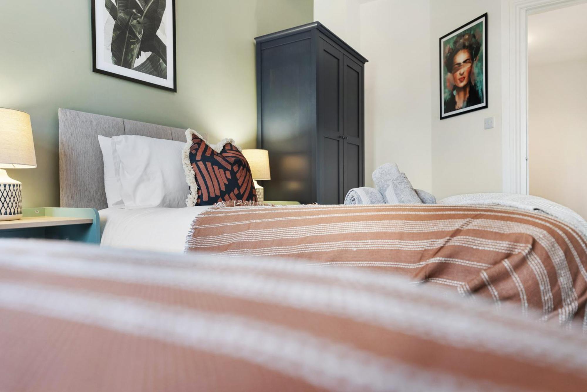 Long Term And Summer Special Offer! 5-Bedroom Spacious, Stunning Design, Sociable Areas & Cosy House Near South Downs Park, Sleeps 11 With Games Room, Private Parking And Garden- By Blue Puffin Stays Уотърлувил Екстериор снимка