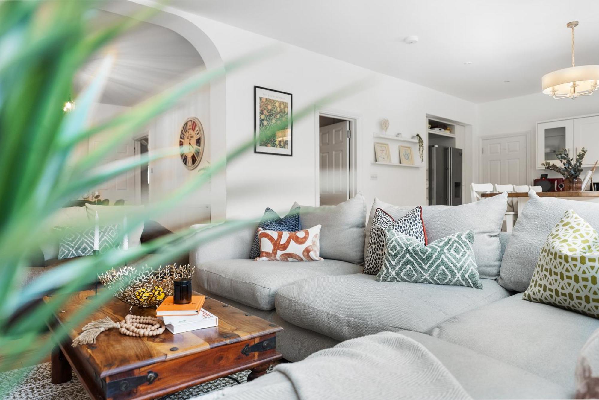 Long Term And Summer Special Offer! 5-Bedroom Spacious, Stunning Design, Sociable Areas & Cosy House Near South Downs Park, Sleeps 11 With Games Room, Private Parking And Garden- By Blue Puffin Stays Уотърлувил Екстериор снимка