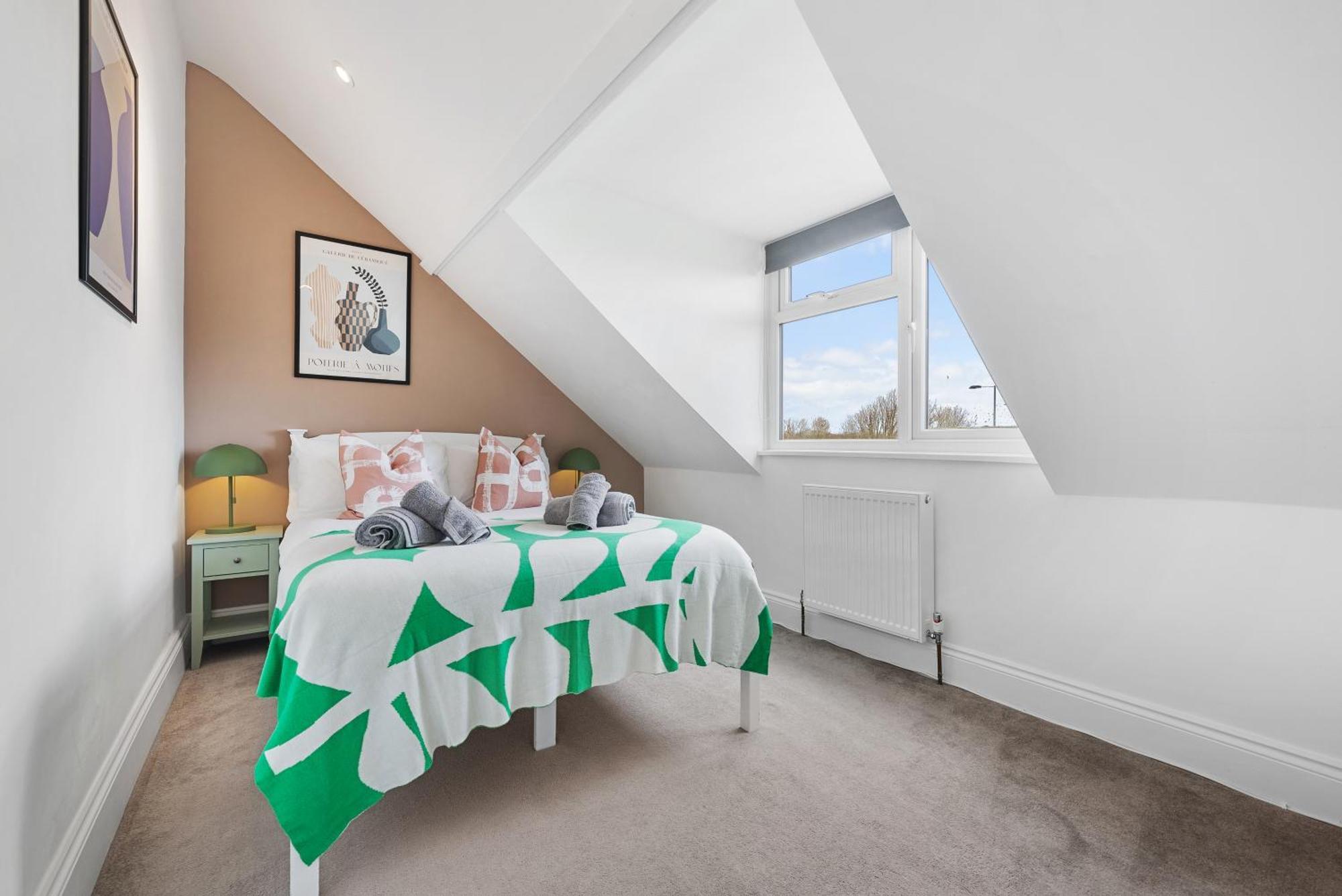 Long Term And Summer Special Offer! 5-Bedroom Spacious, Stunning Design, Sociable Areas & Cosy House Near South Downs Park, Sleeps 11 With Games Room, Private Parking And Garden- By Blue Puffin Stays Уотърлувил Екстериор снимка