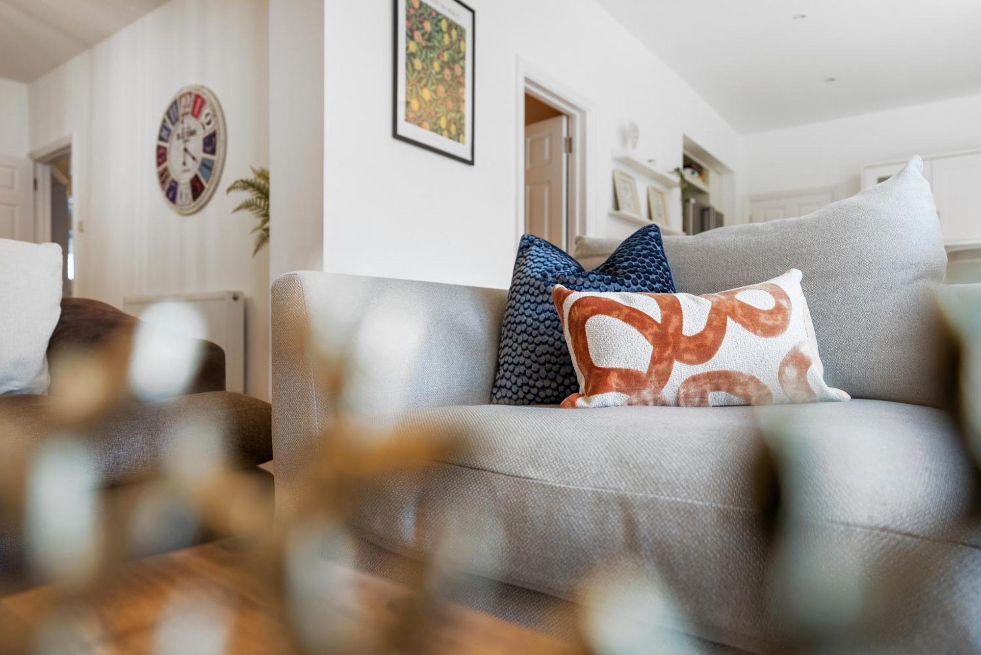 Long Term And Summer Special Offer! 5-Bedroom Spacious, Stunning Design, Sociable Areas & Cosy House Near South Downs Park, Sleeps 11 With Games Room, Private Parking And Garden- By Blue Puffin Stays Уотърлувил Екстериор снимка