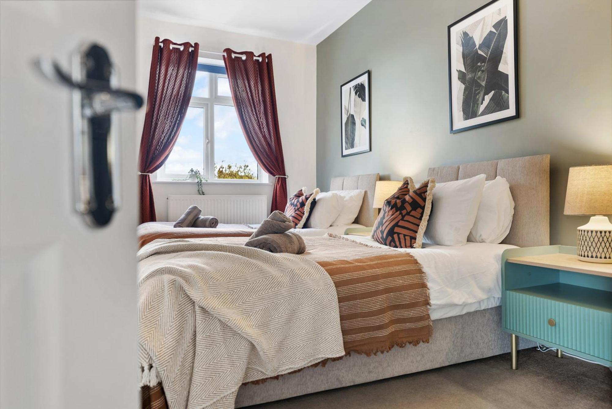 Long Term And Summer Special Offer! 5-Bedroom Spacious, Stunning Design, Sociable Areas & Cosy House Near South Downs Park, Sleeps 11 With Games Room, Private Parking And Garden- By Blue Puffin Stays Уотърлувил Екстериор снимка