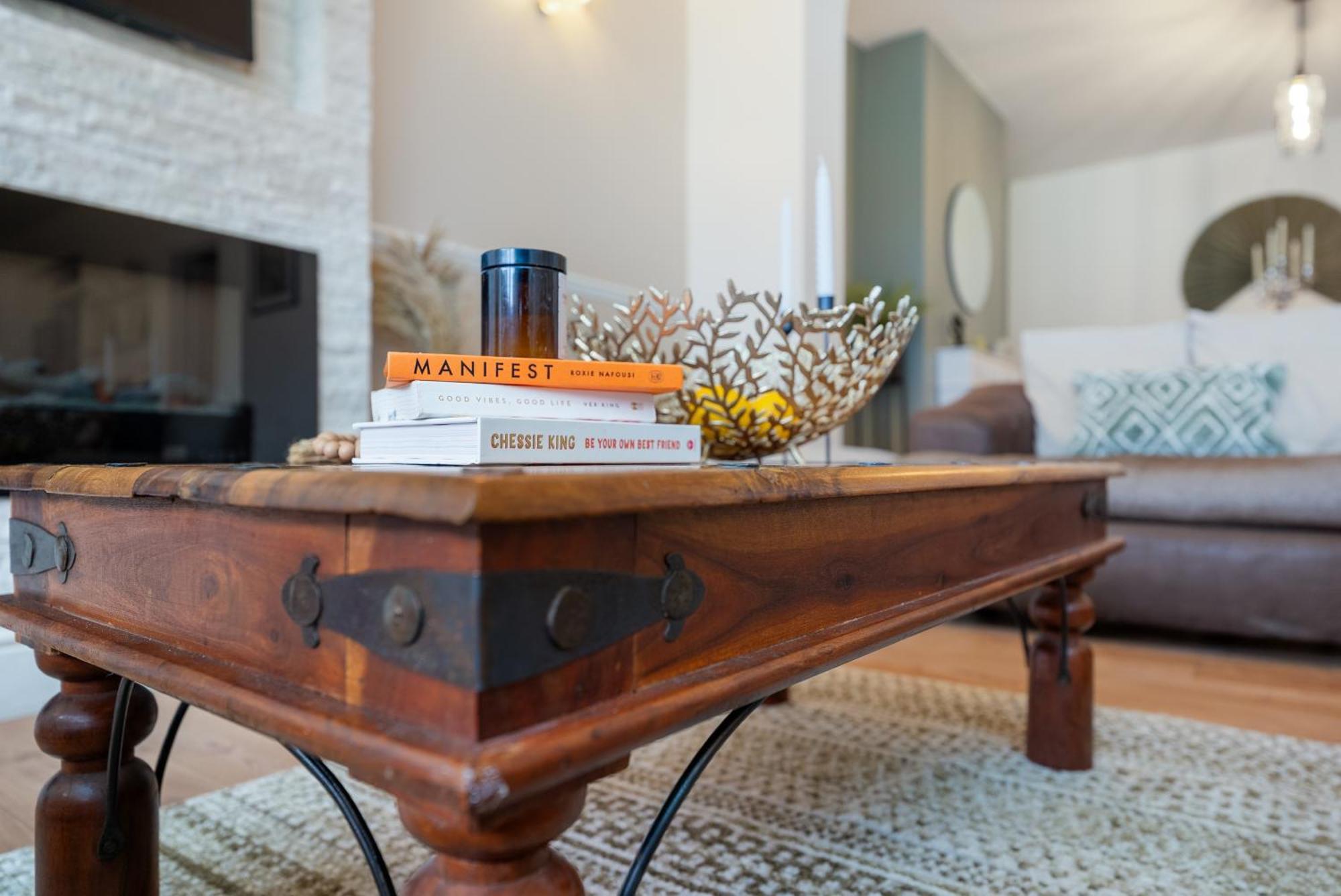Long Term And Summer Special Offer! 5-Bedroom Spacious, Stunning Design, Sociable Areas & Cosy House Near South Downs Park, Sleeps 11 With Games Room, Private Parking And Garden- By Blue Puffin Stays Уотърлувил Екстериор снимка