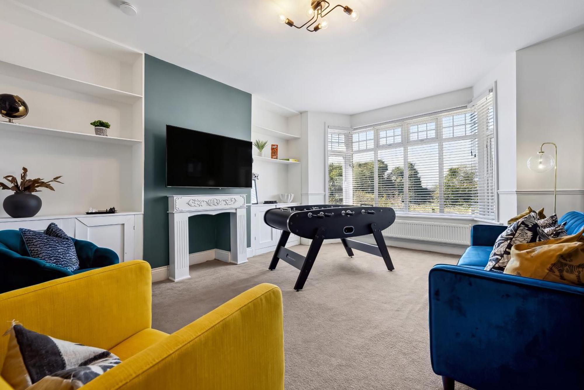 Long Term And Summer Special Offer! 5-Bedroom Spacious, Stunning Design, Sociable Areas & Cosy House Near South Downs Park, Sleeps 11 With Games Room, Private Parking And Garden- By Blue Puffin Stays Уотърлувил Екстериор снимка